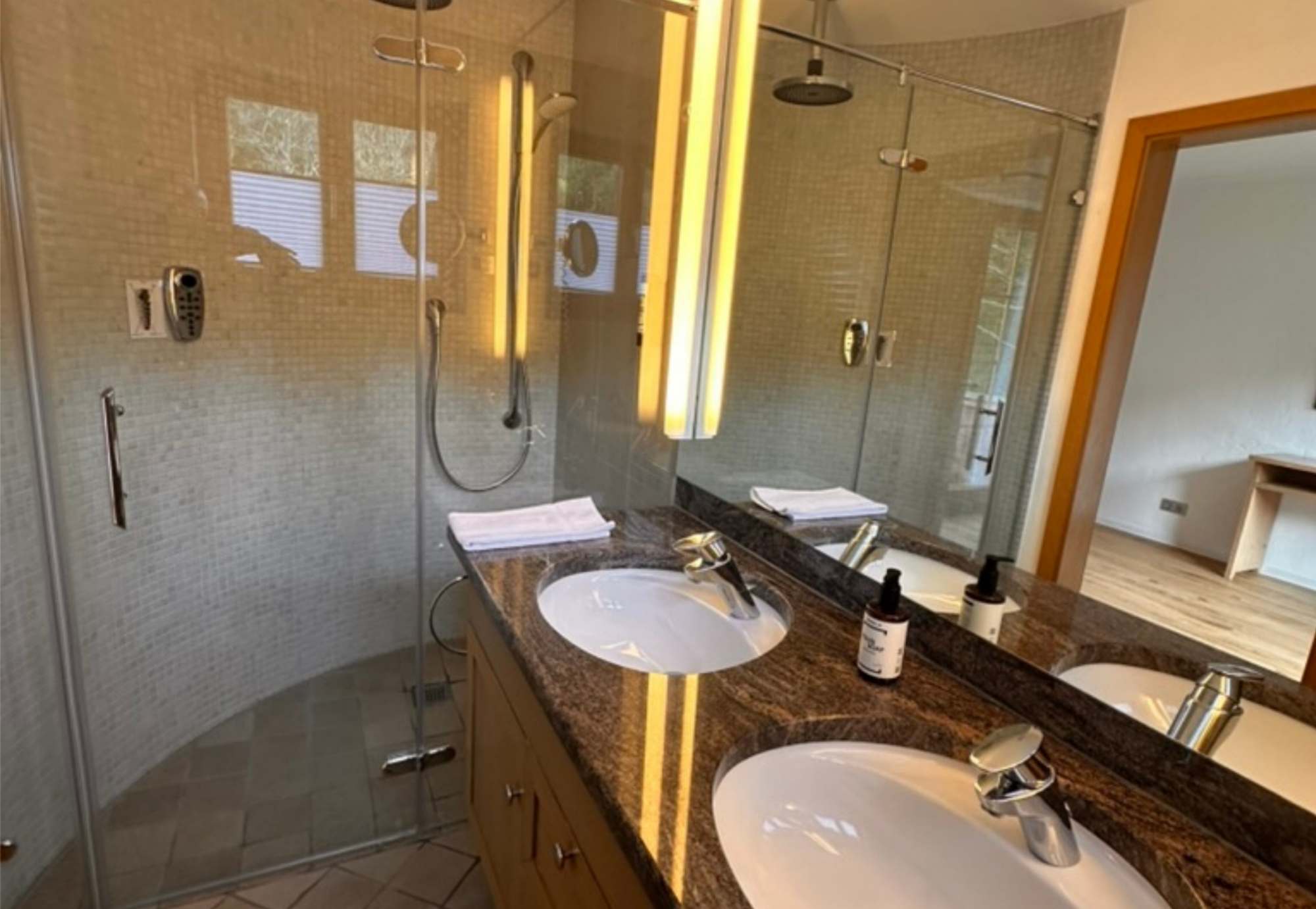 Bad mit Mosaik-Dusche