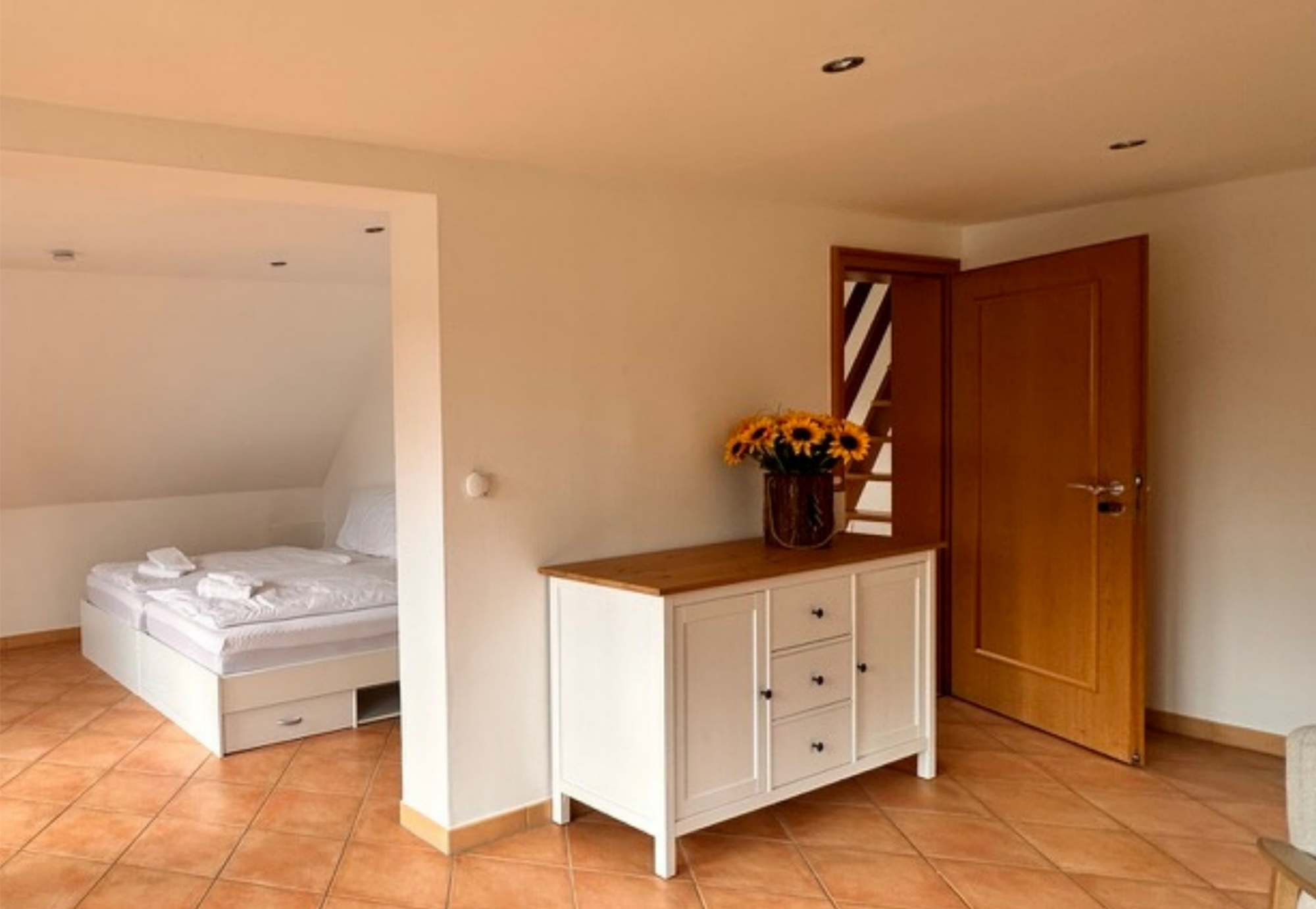Schlafnische mit Sideboard