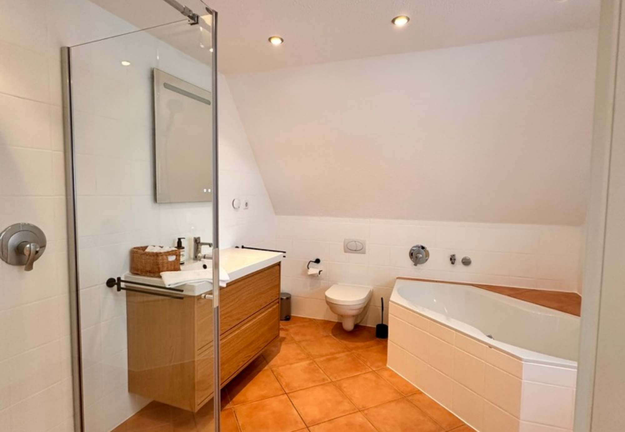 Giebelbad mit Walk-in-Dusche