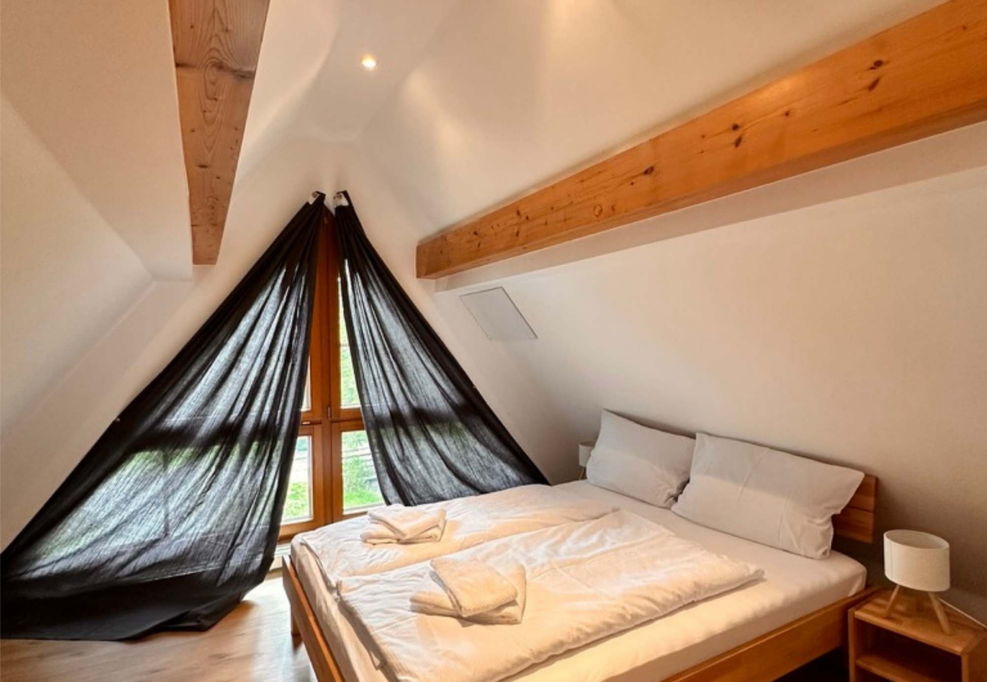 Giebelzimmer mit Holzbalken
