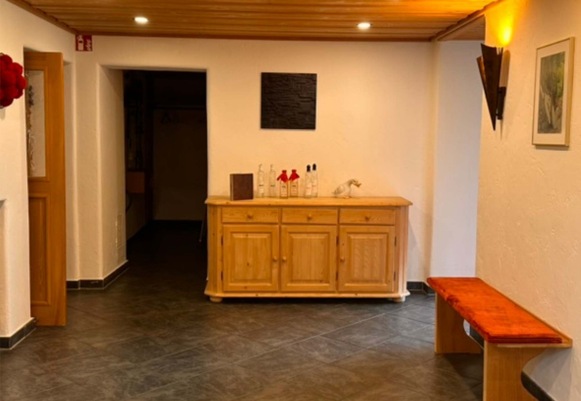 Diele mit Holzsideboard