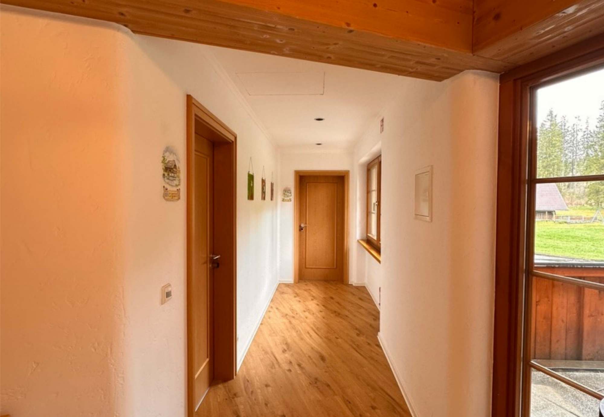 Heller Flur mit Holzboden