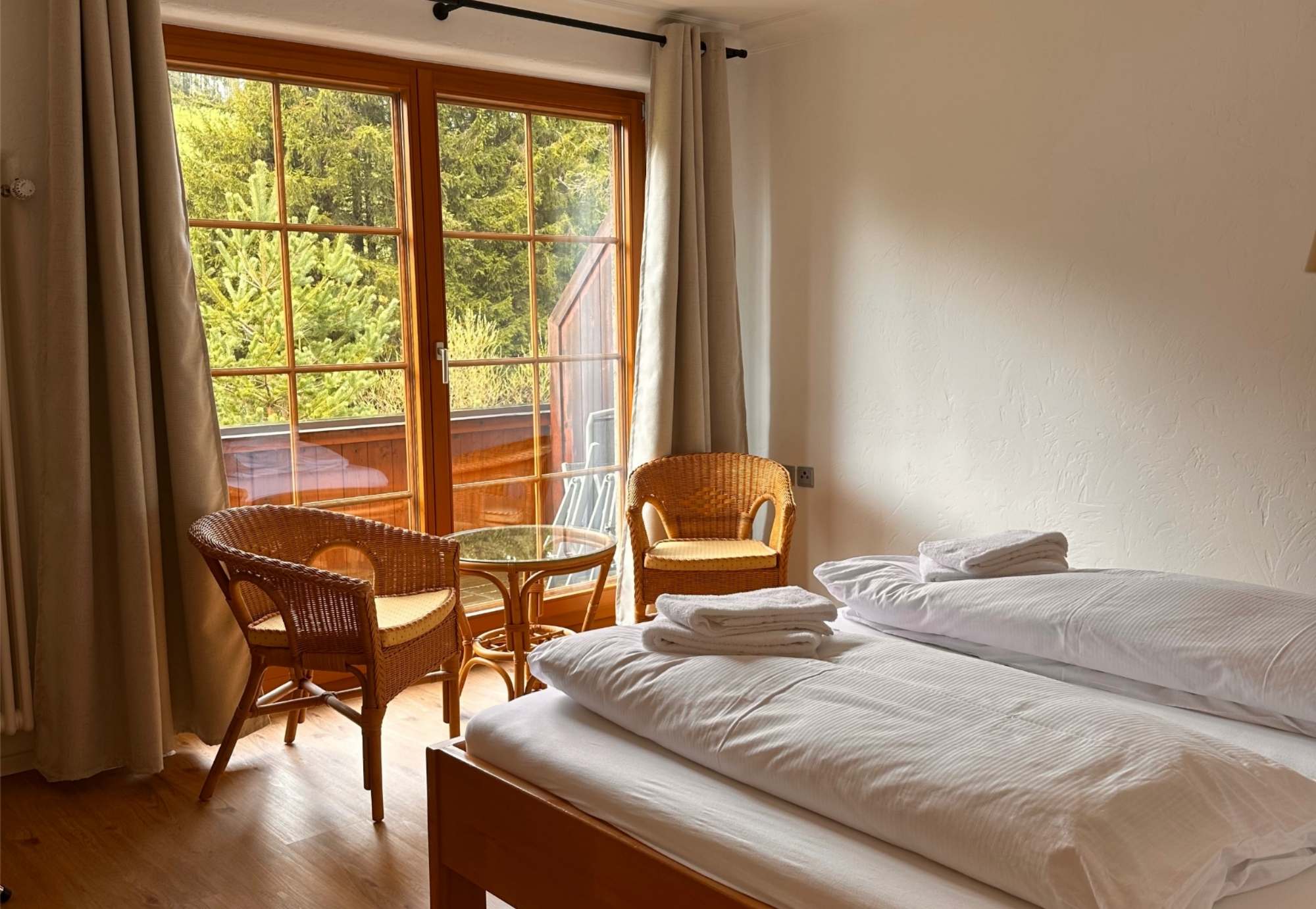 Doppelzimmer mit Korbsesseln