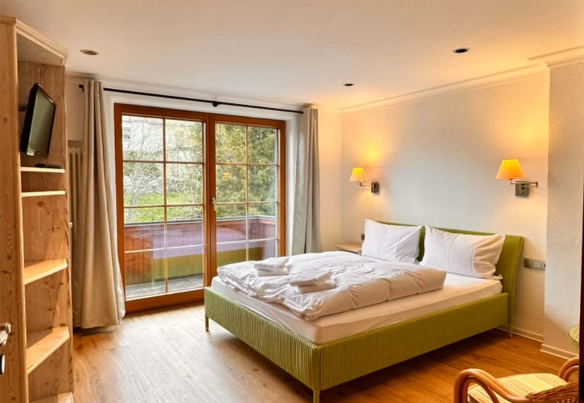 Zimmer mit grünem Bett