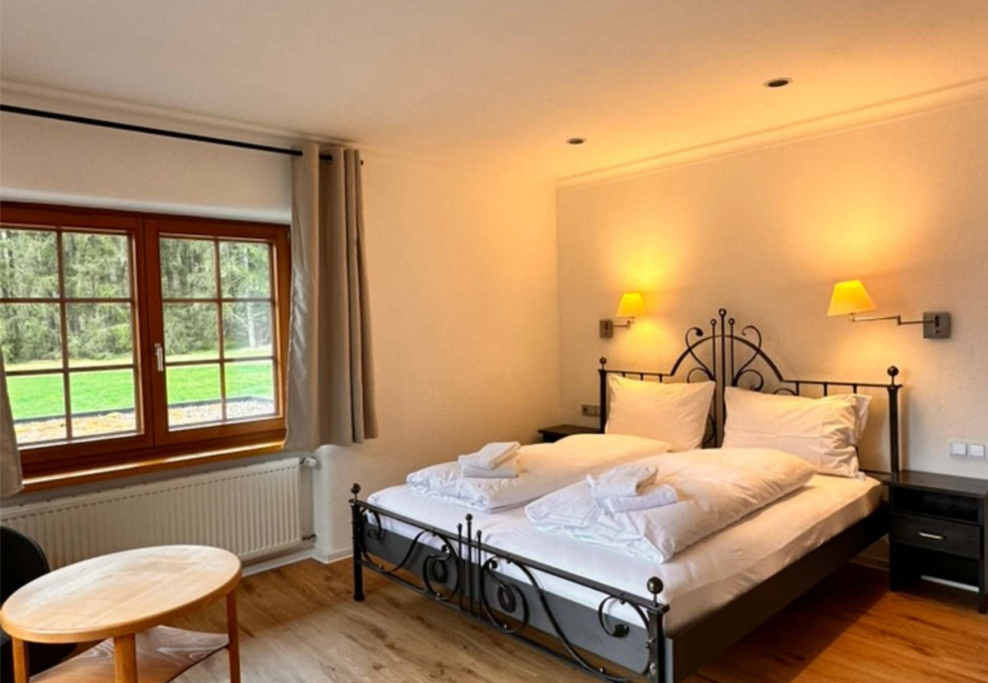 Zimmer mit schmiedeeisernem Bett