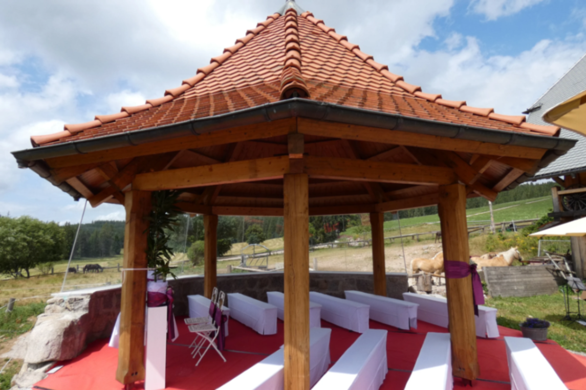 Trauungs-Pavillon am Reinertonishof mit Blick über die Schwarzwaldwiesen