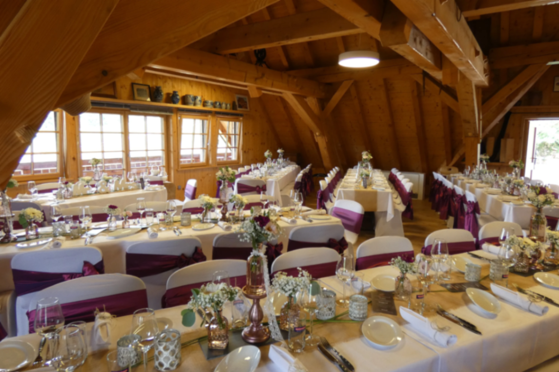 Festsaal am Reinertonishof unter offener Holzbalkendecke