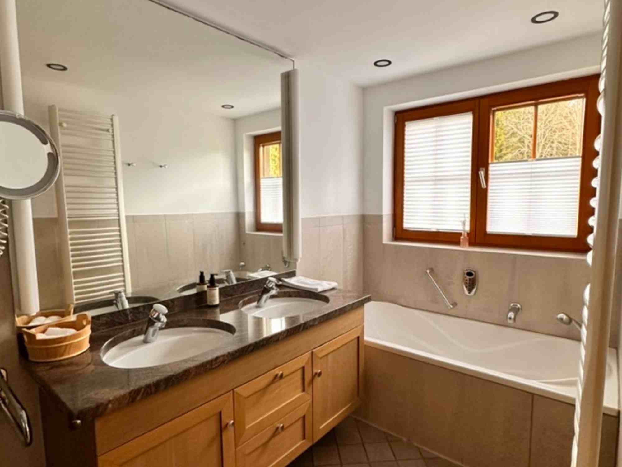 Bad mit Wanne und Waldblick